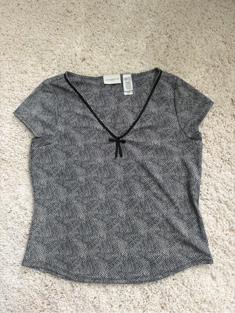 Liz Claiborne Black & White Short Sleeve V-Neck Top with Front Tie